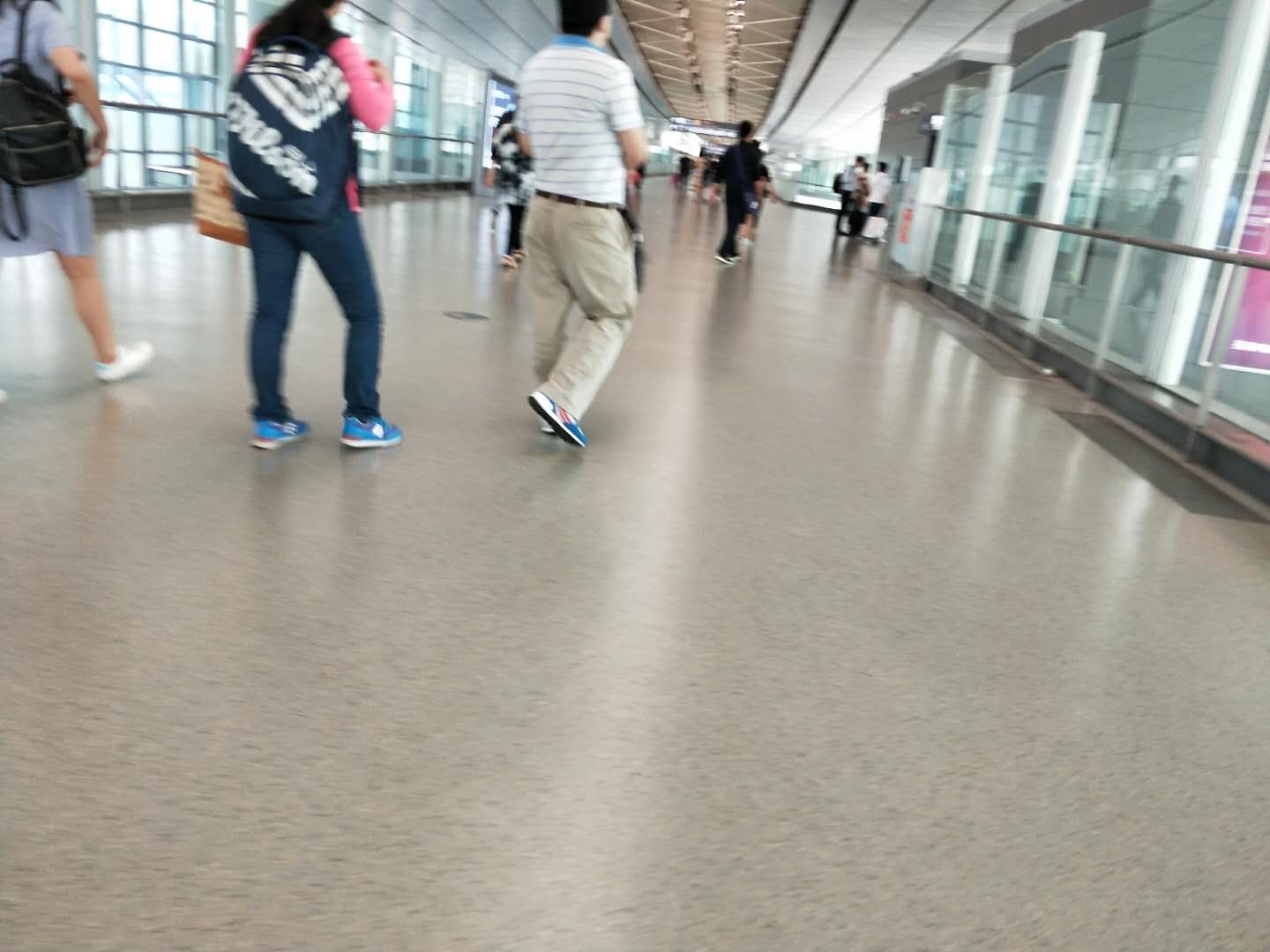 機場候機區(qū)使用的是什么地板
